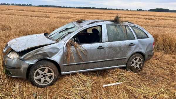 Wypadek na DK 45 w Straduni: Skoda dachowała w polu – kierowca miał dużo szczęścia