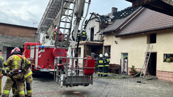 Pożar domu w Przewozie — dzięki szybkiej akcji strażaków nikt nie ucierpiał