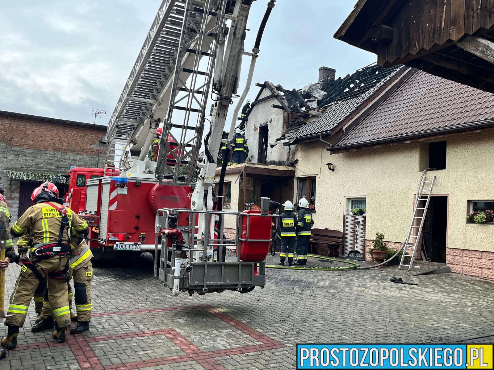 Pożar domu w Przewozie — dzięki szybkiej akcji strażaków nikt nie ucierpiał
