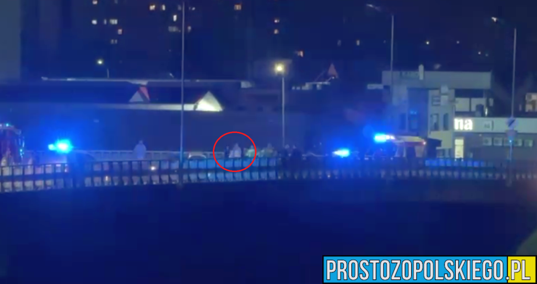 Policjant po służbie uratował kobietę na Moście Zaodrzańskim