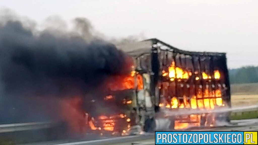 Pożar ciężarówki na A4. Autostrada zablokowana, ogień objął cały pojazd