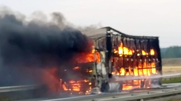 Pożar ciężarówki na A4. Autostrada zablokowana, ogień objął cały pojazd