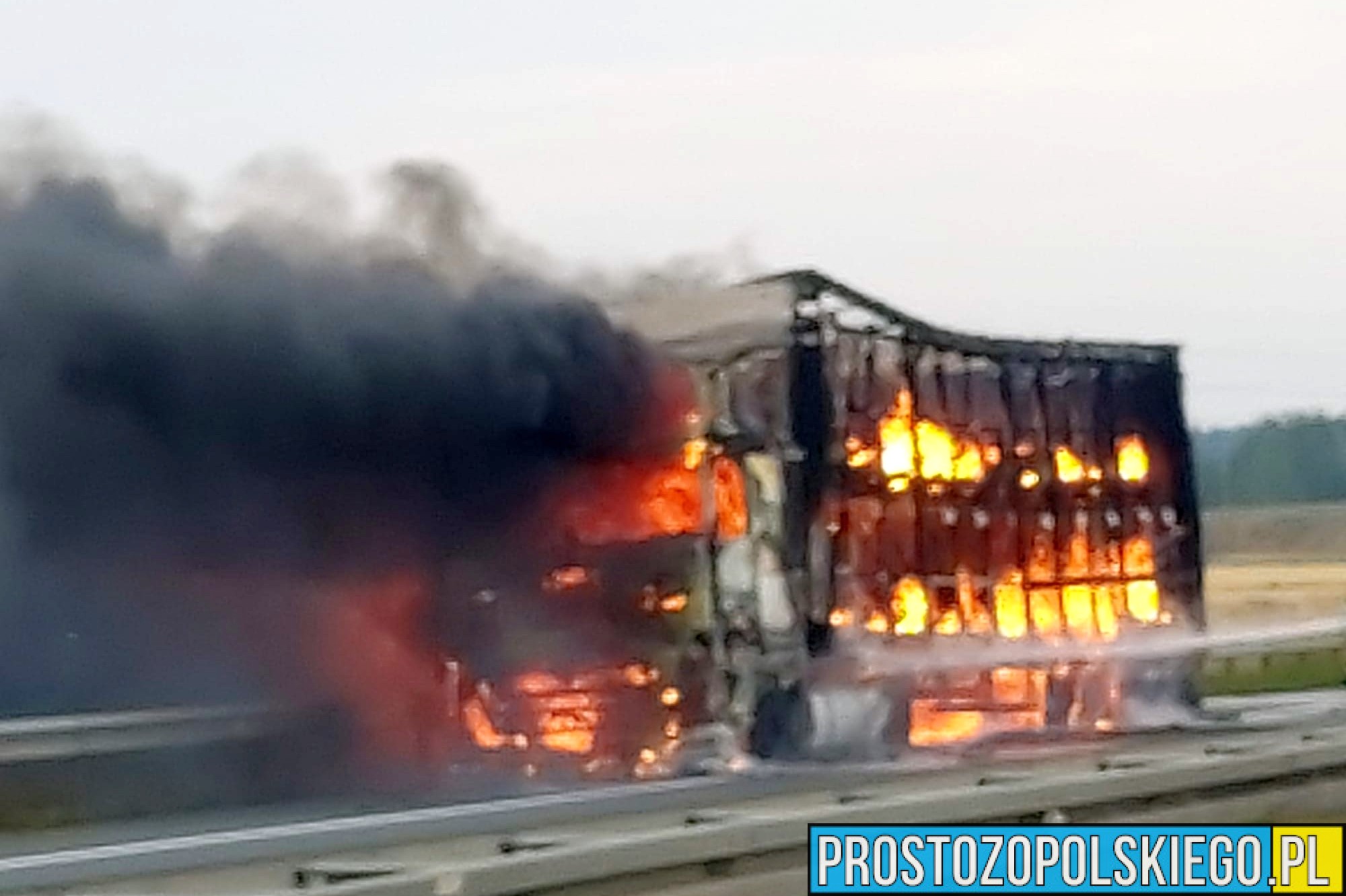 Pożar ciężarówki na A4. Autostrada zablokowana, ogień objął cały pojazd