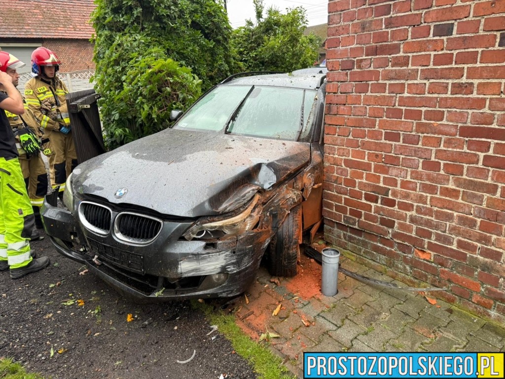 Wypadek drogowy w Ziemiełowicach – 20-latka pod wpływem alkoholu uderzyła w dom