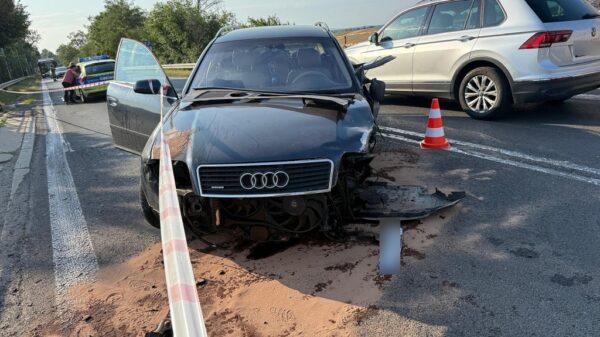 Wypadek na wiadukcie kolejowym w Opolu na ul. Braci Kowalczyków. 22-latek bez uprawnień wjechał w barierki – ruch kolejowy wstrzymany