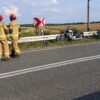 Motocyklista uderzył w bariery na DK39 przed Igłowicami — trafił do szpitala