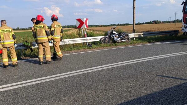 Motocyklista uderzył w bariery na DK39 przed Igłowicami — trafił do szpitala