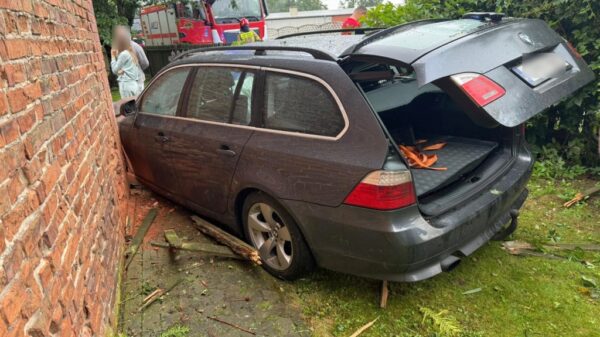 Nietrzeźwa 20-latka bez prawa jazdy rozbiła BMW o ogrodzenie. Grożą jej poważne konsekwencje