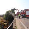 Wypadek na wiadukcie kolejowym w Opolu – elementy mostu i koło auta spadły na torowisko