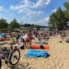 Dzień Bikini – nie tylko moda, ale i przypomnienie o bezpieczeństwie. Policja apeluje: lato to nie tylko czas relaksu, ale i rozsądku