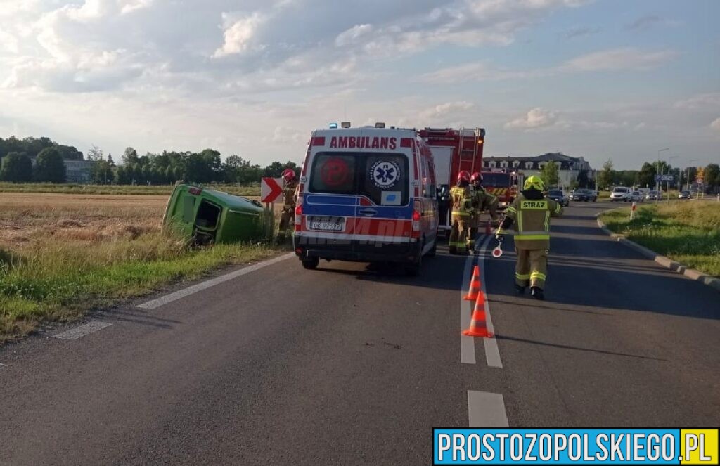 Komorno: Volkswagen wypadł z drogi i dachował na DK45. Kierowca trafił pod opiekę ratowników