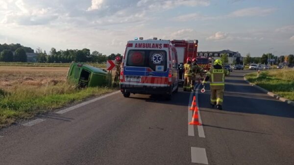 Komorno: Volkswagen wypadł z drogi i dachował na DK45. Kierowca trafił pod opiekę ratowników
