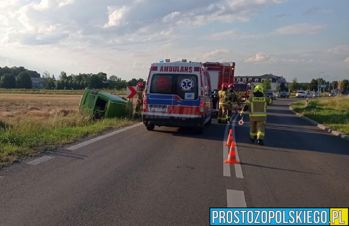 Komorno: Volkswagen wypadł z drogi i dachował na DK45. Kierowca trafił pod opiekę ratowników