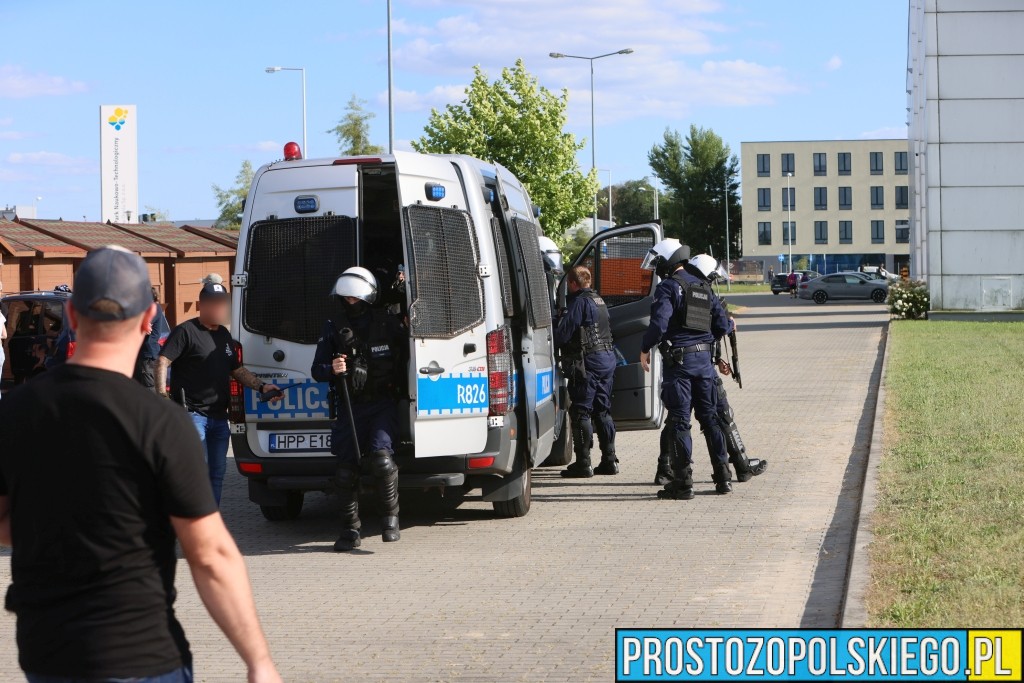 Zatrzymany 18-latek za odpalenie rac podczas meczu Odry Opole ze Śląskiem Wrocław