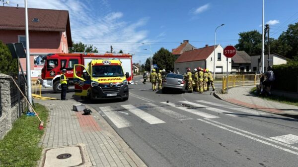 Groźny wypadek w Cisowej. Auto przewróciło się na skrzyżowaniu