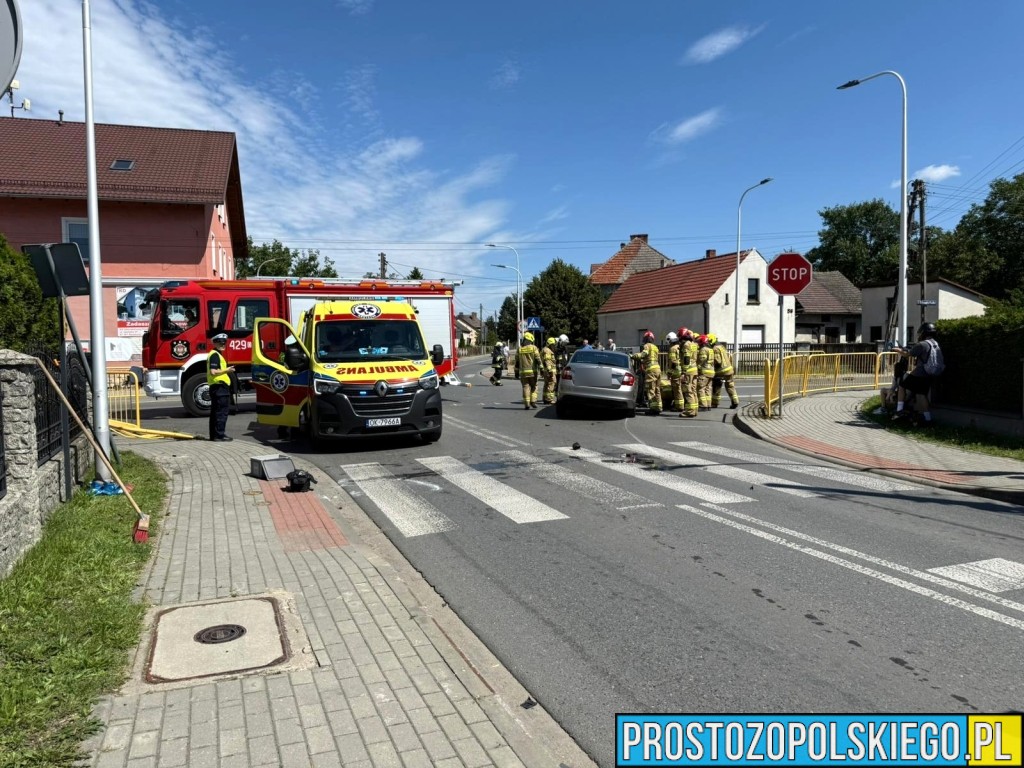 Groźny wypadek w Cisowej. Auto przewróciło się na skrzyżowaniu