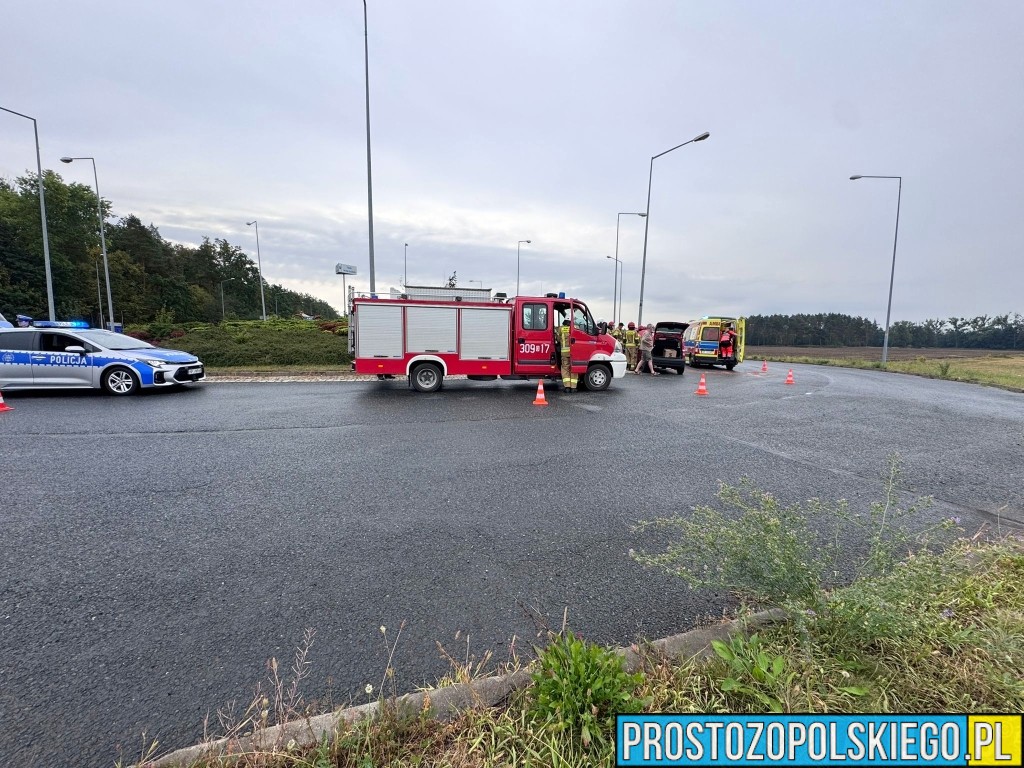 Wypadek na DK94 w Opolu. Fiat Panda uderzył w latarnię na rondzie Szczekiela