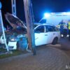 Wypadek w Komprachcicach. Skoda uderzyła w słup energetyczny i ogrodzenie