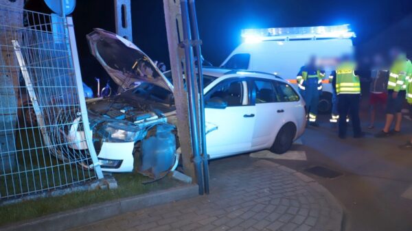 Wypadek w Komprachcicach. Skoda uderzyła w słup energetyczny i ogrodzenie