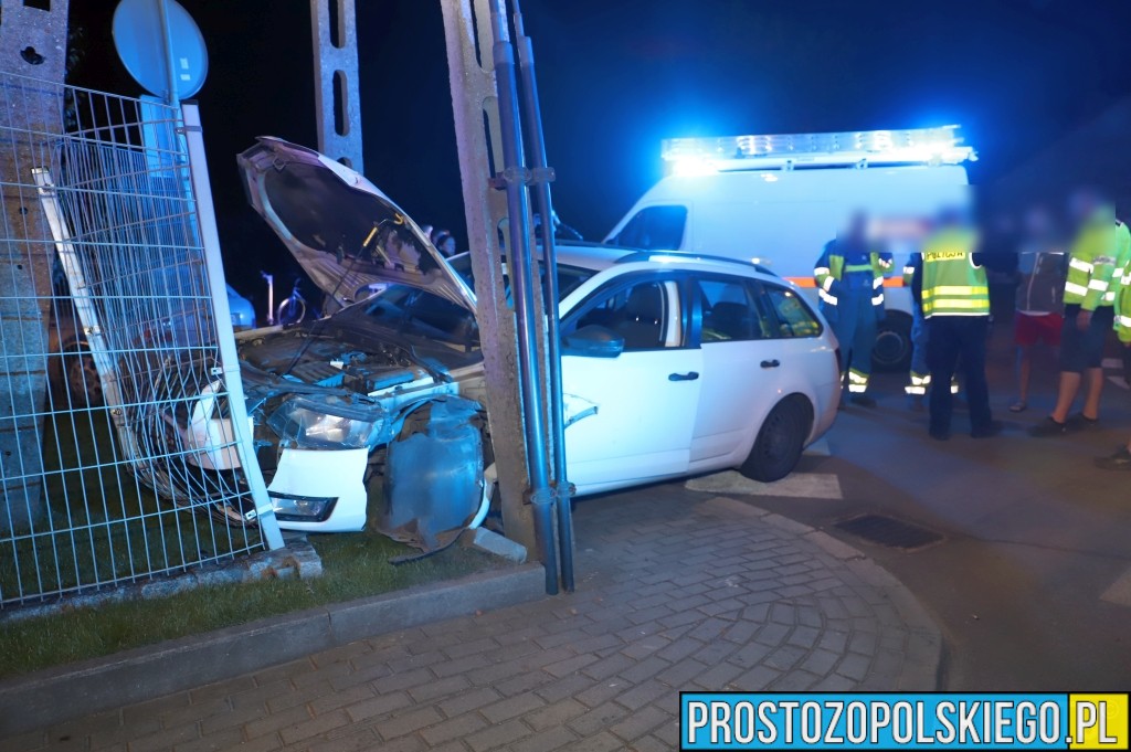 Wypadek w Komprachcicach. Skoda uderzyła w słup energetyczny i ogrodzenie