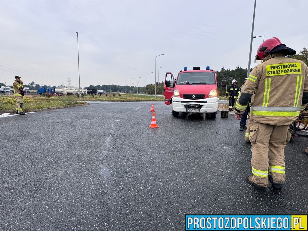 Wypadek na DK94 w Opolu. Fiat Panda uderzył w latarnię na rondzie Szczekiela