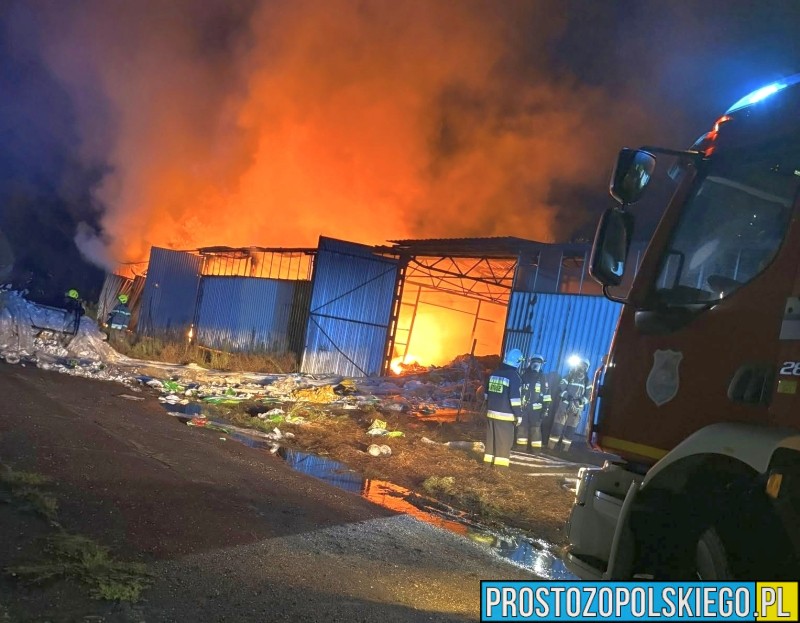 Pożar hali gospodarczej w Chróścinie Nyskiej – 16 zastępów straży pożarnej w akcji