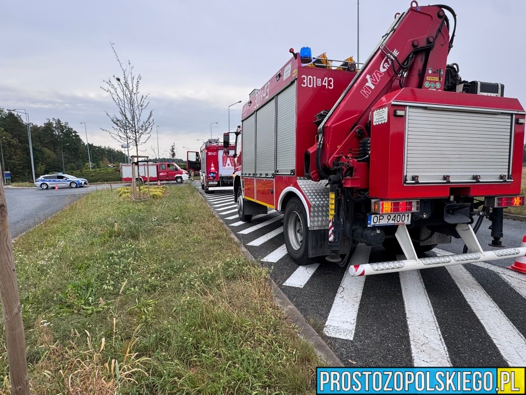 Wypadek na DK94 w Opolu. Fiat Panda uderzył w latarnię na rondzie Szczekiela