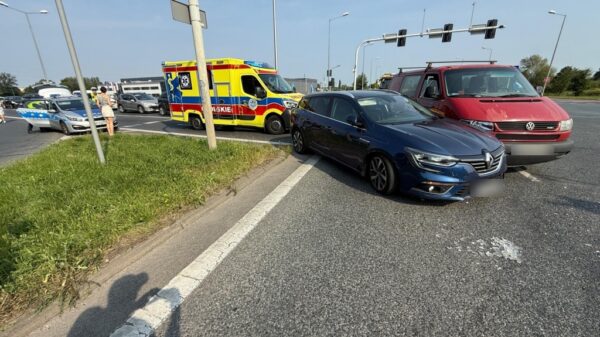 Wypadek na ul. Częstochowskiej w Opolu. Zderzenie busa i samochodu osobowego