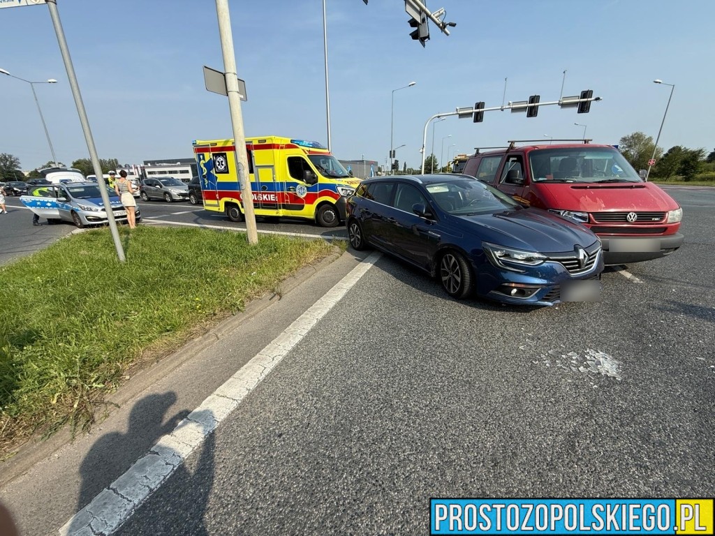 Wypadek na ul. Częstochowskiej w Opolu. Zderzenie busa i samochodu osobowego