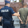 Dusił podopiecznego z niepełnosprawnością. 56-latek z Namysłowa aresztowany za rozbój