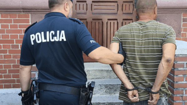 Dusił podopiecznego z niepełnosprawnością. 56-latek z Namysłowa aresztowany za rozbój