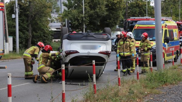 Wypadek na skrzyżowaniu ulic Niemodlińska i Dambonia w Opolu. Nissan dachował po zderzeniu z Oplem