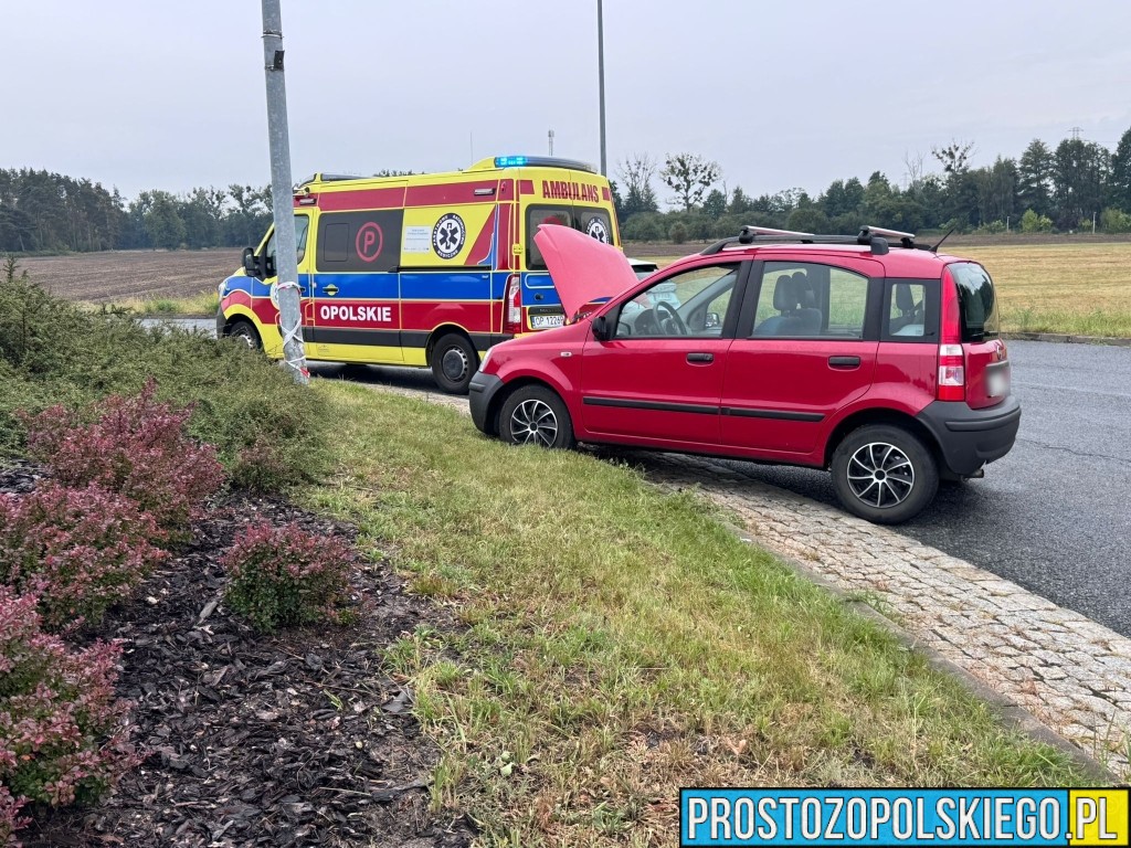 Wypadek na DK94 w Opolu. Fiat Panda uderzył w latarnię na rondzie Szczekiela
