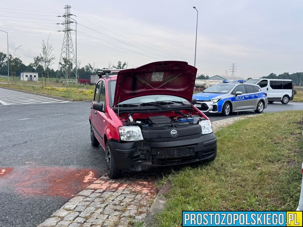 Wypadek na DK94 w Opolu. Fiat Panda uderzył w latarnię na rondzie Szczekiela