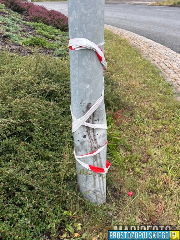Wypadek na DK94 w Opolu. Fiat Panda uderzył w latarnię na rondzie Szczekiela