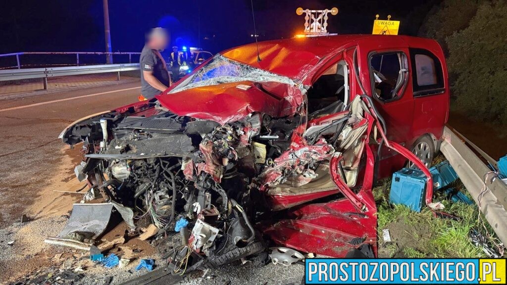 Groźny wypadek na obwodnicy Opola. Kierowca zakleszczony w pojeździe