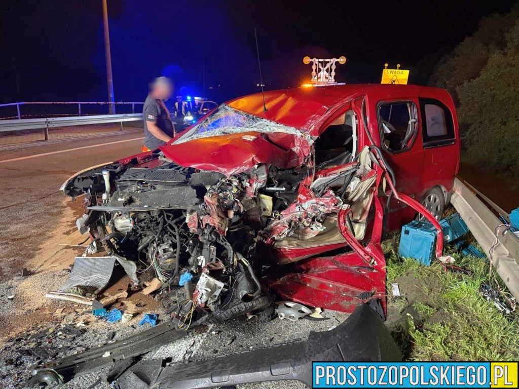 Groźny wypadek na obwodnicy Opola. Kierowca zakleszczony w pojeździe