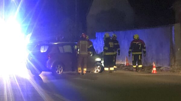 Komprachcice: Samochód uderzył w ogrodzenie na ul. Opolskiej