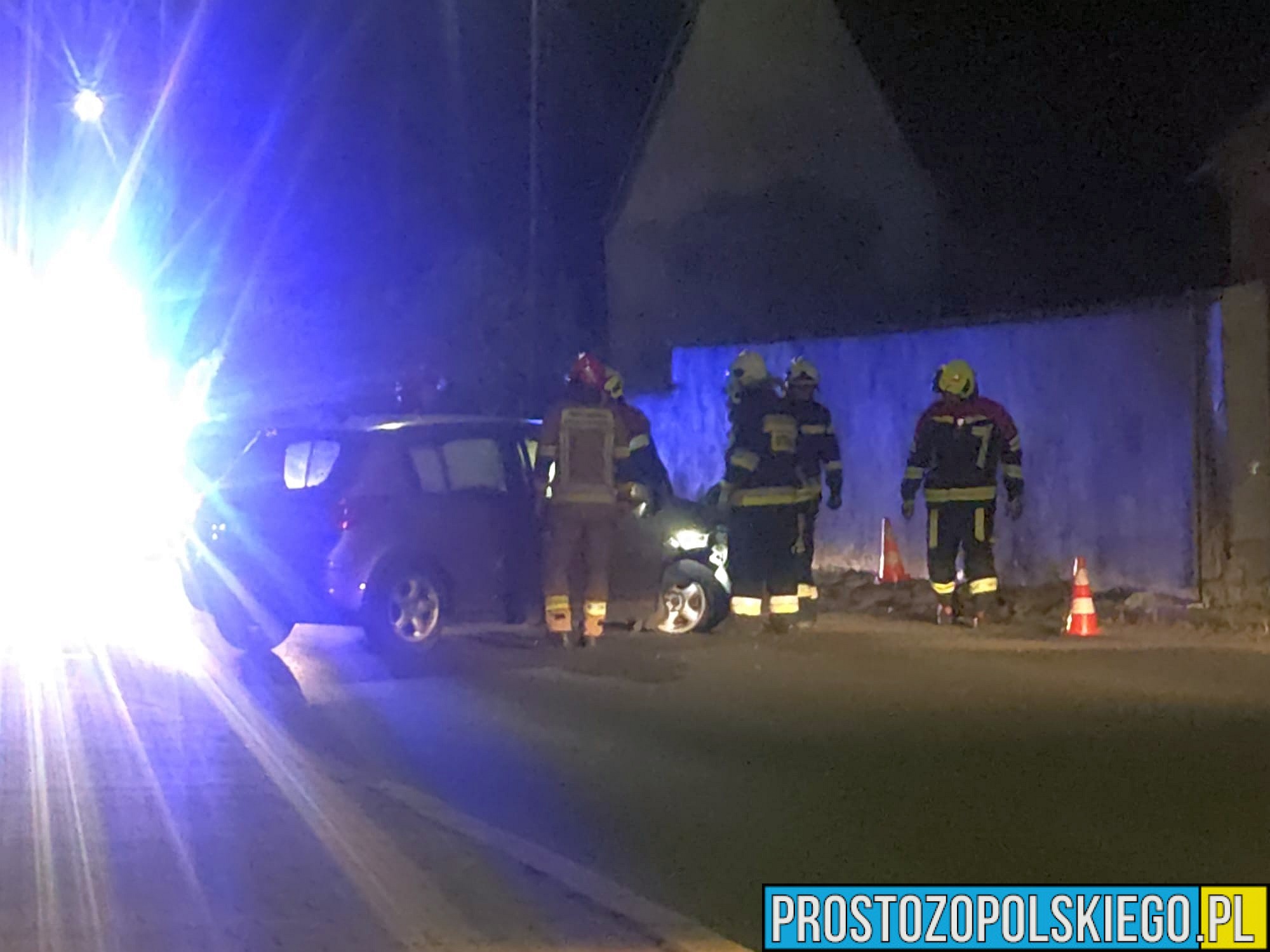 Komprachcice: Samochód uderzył w ogrodzenie na ul. Opolskiej