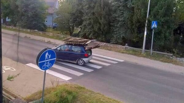 Niebezpieczny transport w Osinach! Kierowca Matiza przewoził drewno w skrajnie niebezpieczny sposób
