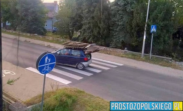 Niebezpieczny transport w Osinach! Kierowca Matiza przewoził drewno w skrajnie niebezpieczny sposób