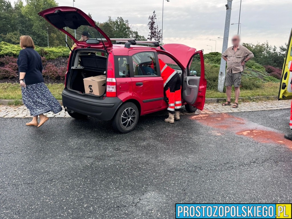 Wypadek na DK94 w Opolu. Fiat Panda uderzył w latarnię na rondzie Szczekiela