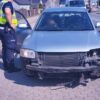 Policjanci zatrzymali kierowcę zagrażającego bezpieczeństwu Policjanci ruchu drogowego Komendy Miejskiej Policji w Opolu, podczas patrolu na DK46 w Lędzinach, zauważyli pojazd poruszający się z bardzo małą prędkością. Samochód jechał jedynie 4 km/h, a jego stan techniczny wskazywał na poważne uszkodzenia. Funkcjonariusze natychmiast zatrzymali pojazd do kontroli. Samochód w opłakanym stanie Podczas czynności okazało się, że 76-letni kierowca poruszał się autem, które nie miało przedniego zderzaka ani lewej lampy. Co więcej, koła były skręcone w przeciwną stronę, co spowodowane było zerwanym drążkiem kierowniczym. Dodatkowo pojazd był niedopuszczony do ruchu. Jak tłumaczył się mężczyzna – chciał tylko dojechać do mechanika. Surowa kara dla nieodpowiedzialnego kierowcy Za swoje zachowanie 76-latek został ukarany mandatem w wysokości 4500 zł oraz 3 punktami karnymi. Policjanci podkreślają, że kierowanie pojazdem w takim stanie to ogromne zagrożenie zarówno dla kierowcy, jak i innych uczestników ruchu. Dbaj o stan techniczny swojego pojazdu Policja przypomina, że do najczęstszych usterek technicznych wpływających na bezpieczeństwo należą: zużyte opony o niewystarczającym bieżniku, niesprawne układy hamulcowe, nieprawidłowo działające światła, uszkodzone układy kierownicze i zawieszenie. 👉 Regularne przeglądy techniczne i kontrola stanu auta są obowiązkiem każdego kierowcy. Pamiętajmy – dbając o sprawność swojego samochodu, dbamy o własne życie, zdrowie pasażerów oraz bezpieczeństwo innych użytkowników dróg.