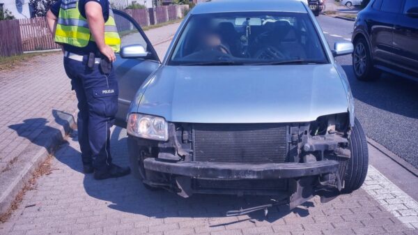 Policjanci zatrzymali kierowcę zagrażającego bezpieczeństwu Policjanci ruchu drogowego Komendy Miejskiej Policji w Opolu, podczas patrolu na DK46 w Lędzinach, zauważyli pojazd poruszający się z bardzo małą prędkością. Samochód jechał jedynie 4 km/h, a jego stan techniczny wskazywał na poważne uszkodzenia. Funkcjonariusze natychmiast zatrzymali pojazd do kontroli. Samochód w opłakanym stanie Podczas czynności okazało się, że 76-letni kierowca poruszał się autem, które nie miało przedniego zderzaka ani lewej lampy. Co więcej, koła były skręcone w przeciwną stronę, co spowodowane było zerwanym drążkiem kierowniczym. Dodatkowo pojazd był niedopuszczony do ruchu. Jak tłumaczył się mężczyzna – chciał tylko dojechać do mechanika. Surowa kara dla nieodpowiedzialnego kierowcy Za swoje zachowanie 76-latek został ukarany mandatem w wysokości 4500 zł oraz 3 punktami karnymi. Policjanci podkreślają, że kierowanie pojazdem w takim stanie to ogromne zagrożenie zarówno dla kierowcy, jak i innych uczestników ruchu. Dbaj o stan techniczny swojego pojazdu Policja przypomina, że do najczęstszych usterek technicznych wpływających na bezpieczeństwo należą: zużyte opony o niewystarczającym bieżniku, niesprawne układy hamulcowe, nieprawidłowo działające światła, uszkodzone układy kierownicze i zawieszenie. 👉 Regularne przeglądy techniczne i kontrola stanu auta są obowiązkiem każdego kierowcy. Pamiętajmy – dbając o sprawność swojego samochodu, dbamy o własne życie, zdrowie pasażerów oraz bezpieczeństwo innych użytkowników dróg.