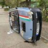 Opole: Przewrócony samochód, wybita szyba i zniszczona tablica. Relacja czytelnika z ul. 1 Maja