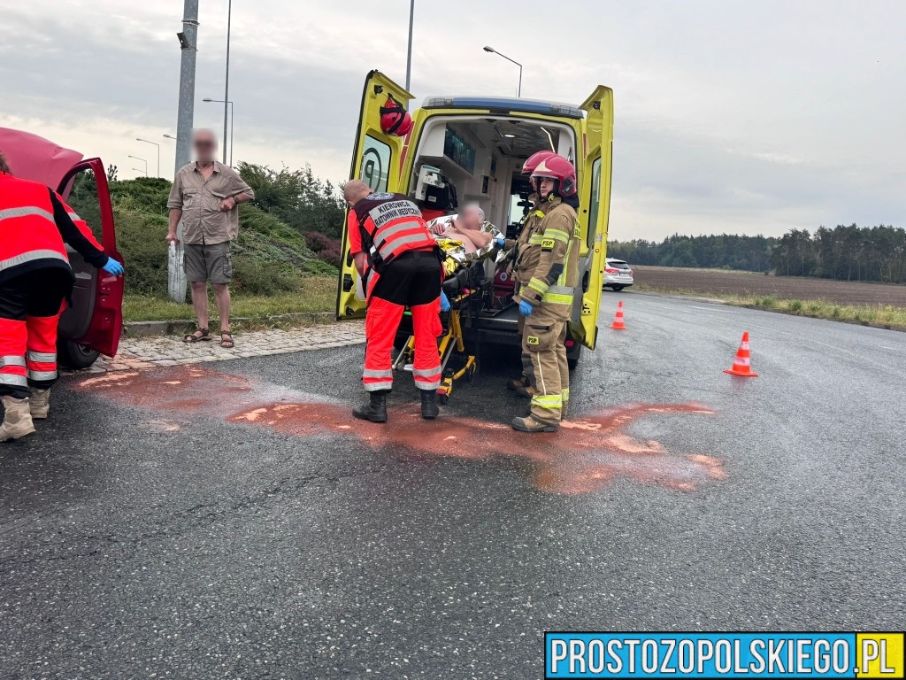 Wypadek na DK94 w Opolu. Fiat Panda uderzył w latarnię na rondzie Szczekiela
