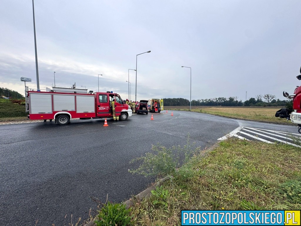 Wypadek na DK94 w Opolu. Fiat Panda uderzył w latarnię na rondzie Szczekiela