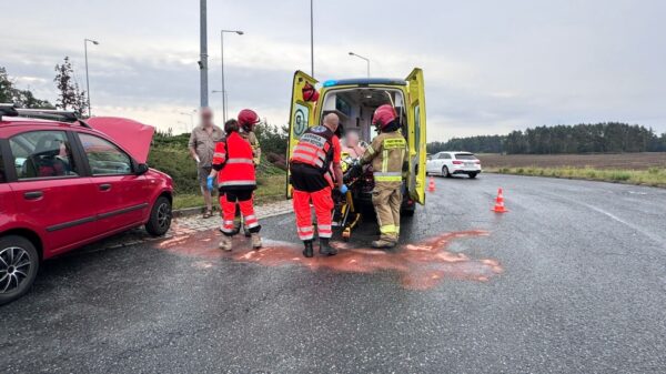 Wypadek na DK94 w Opolu. Fiat Panda uderzył w latarnię na rondzie Szczekiela