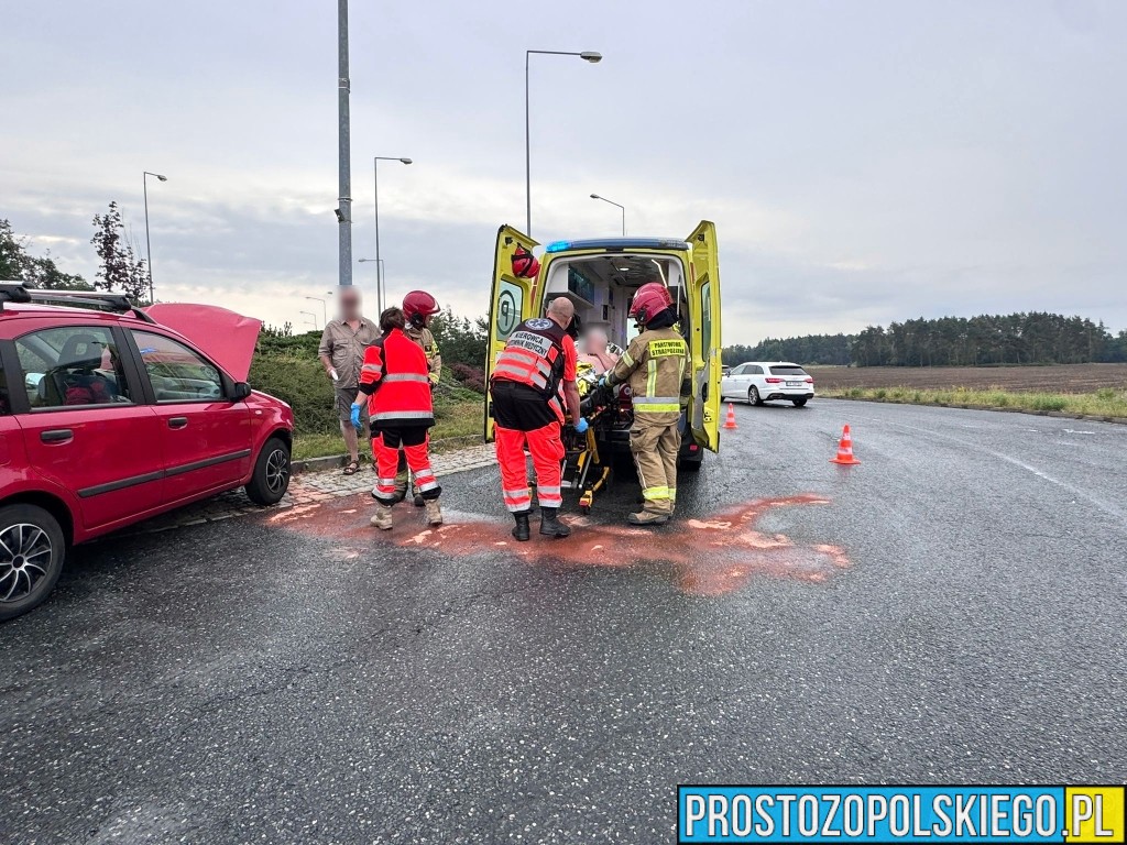 Wypadek na DK94 w Opolu. Fiat Panda uderzył w latarnię na rondzie Szczekiela