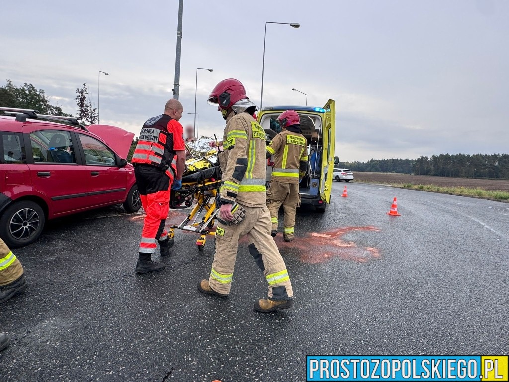 Wypadek na DK94 w Opolu. Fiat Panda uderzył w latarnię na rondzie Szczekiela